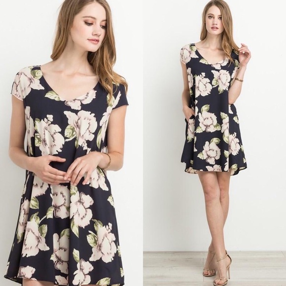 Dresses & Skirts - 🎉HP🎉 Navy Floral Short Sleeve Dress With Pockets